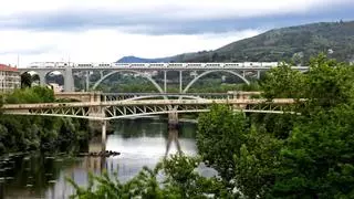 Retraso de trenes en Galicia por el cierre durante dos horas de la vía entre Ourense y Santiago