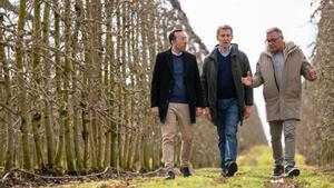 El presidente del PP, Alberto Núñez Feijóo, acompañado por el presidente del PP de Lleida, Xavier Palau, y el secretario general del PP de Lleida, Joan Simeón.