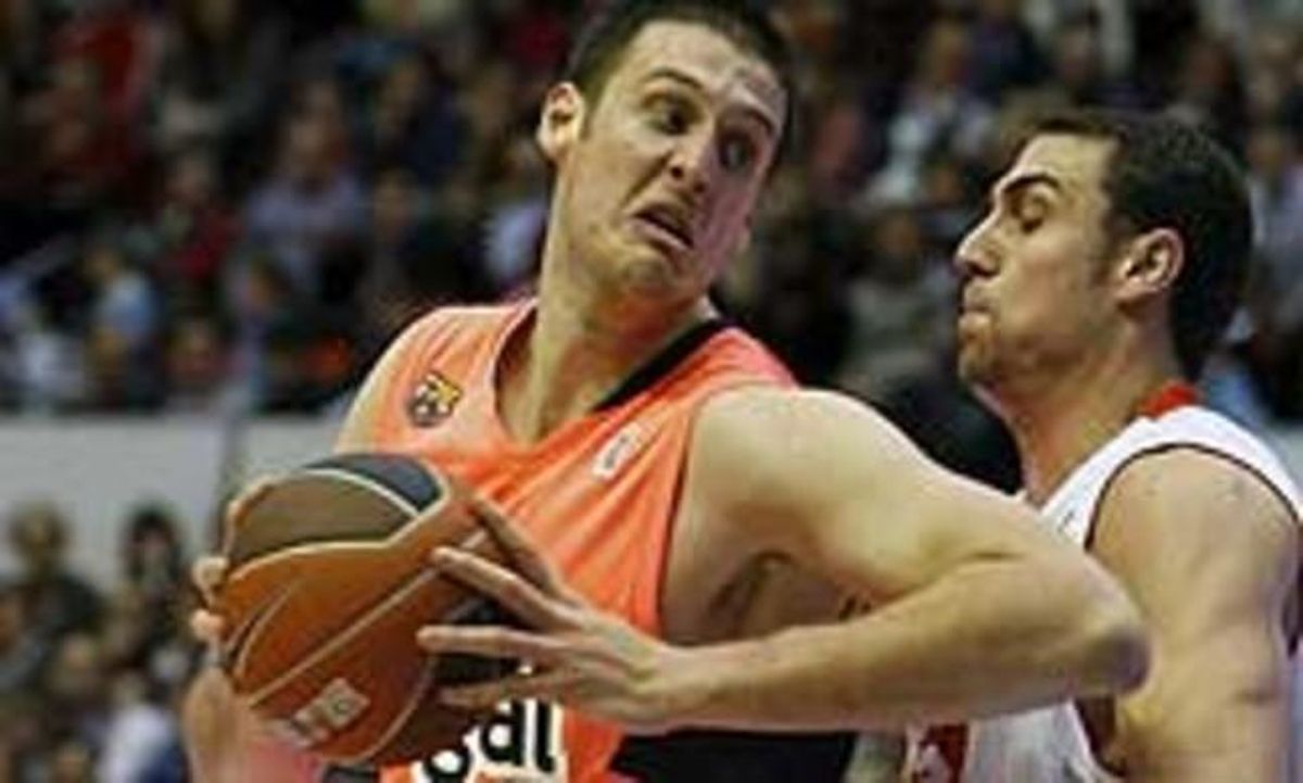 Paolo Quinteros (dreta), escorta del Basket CAI Saragossa, i Kosta Perovic, pivot del Regal FC Barcelona, es disputen la possessió de la pilota. Paolo Quinteros (dreta), escorta del Basket CAI Saragossa, i Kosta Perovic, pivot del Regal FC Barcelona, es disputen la possessió de la pilota.