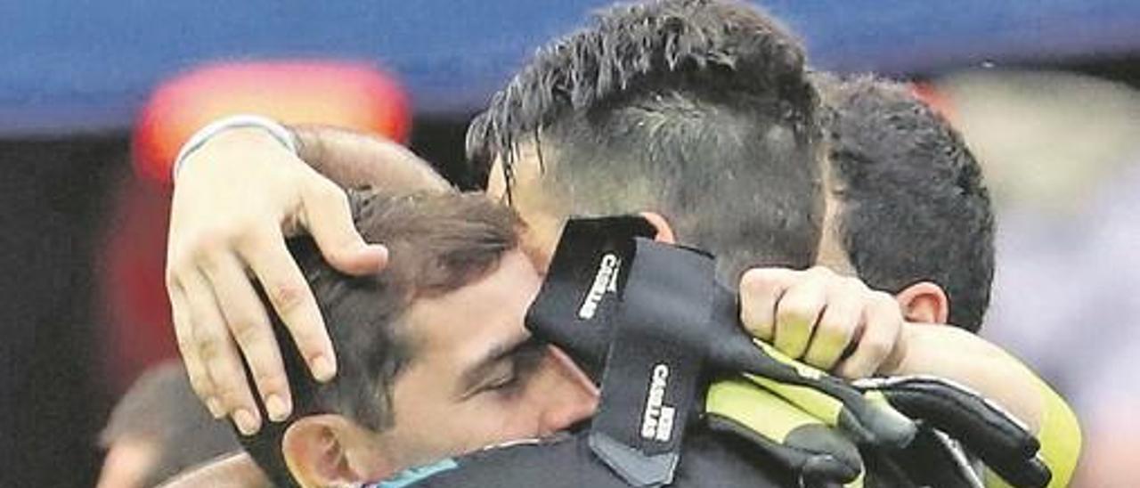 Casillas y Buffon se abrazaron al final del partido.