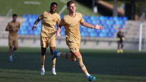 Estanis Pedrola celebra el primero de sus goles en Badalona