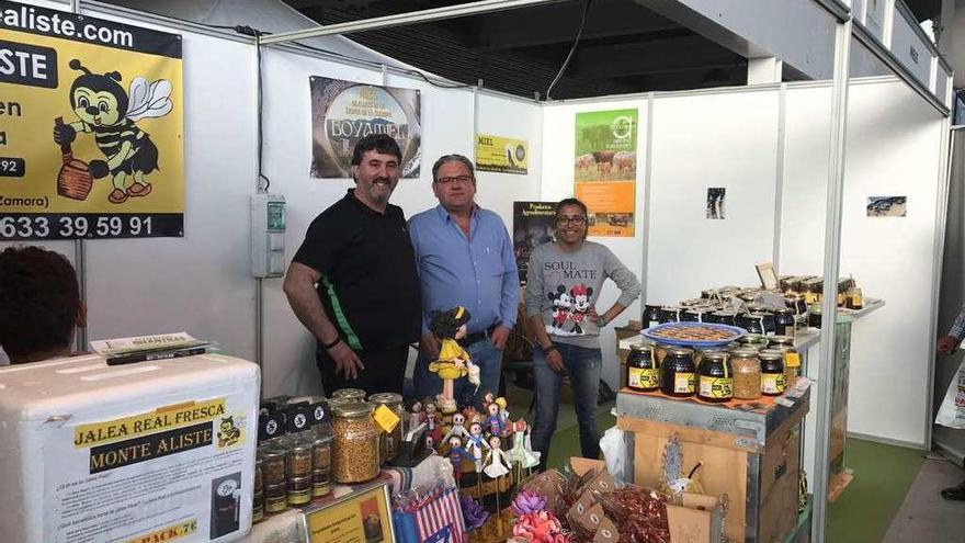 Juan Antonio Bermúdez y Eberino Luis Gago, apicultores de la zona.