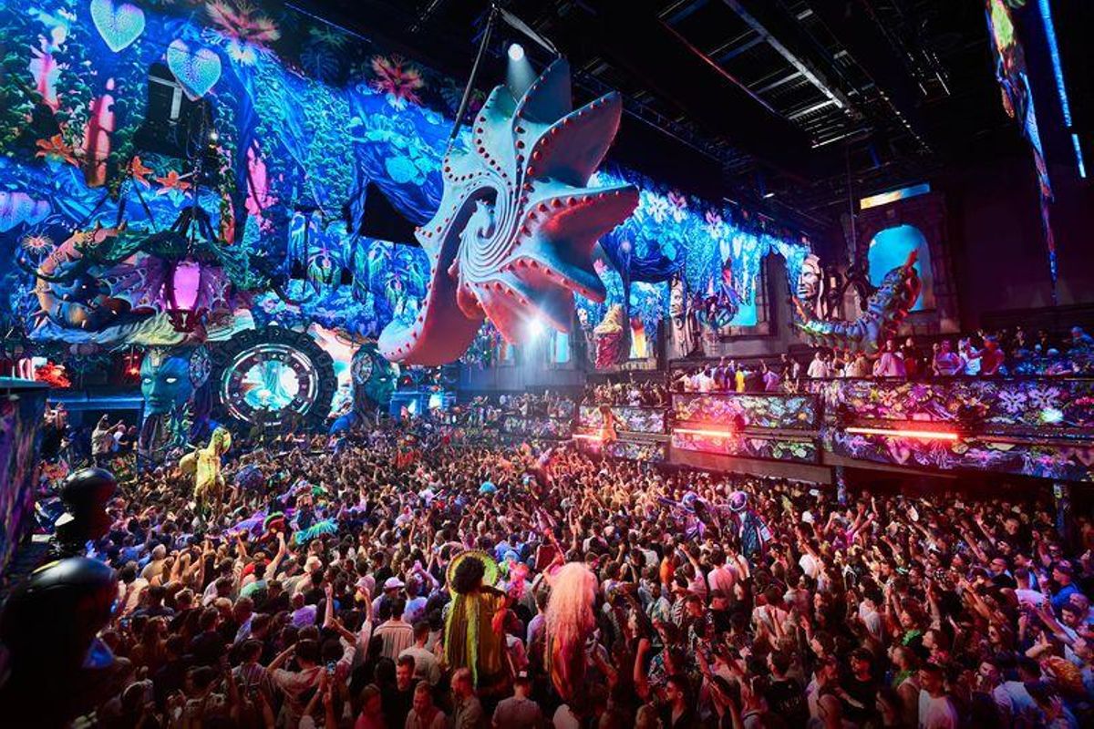 Otro momento de la fiesta Nowmads de elrow en Ibiza.