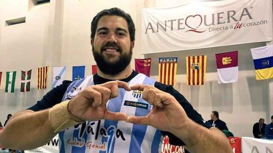 Borja Vivas, exultante, celebra con el signo del corazón el título y el nuevo récord.