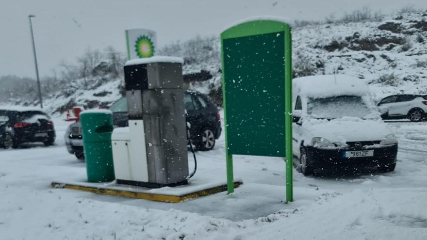 El manto de nieve que cubrió el concello de Baltar, en la frontera con Portugal, dificultó el tráfico. | FdV