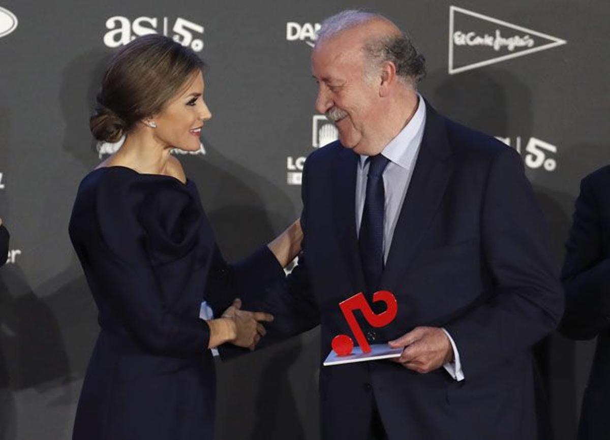 Letizia Ortiz, de Delpozo, y Vicente del Bosque