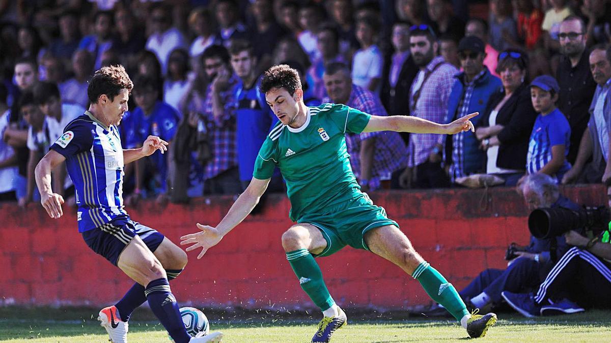 Borja Sánchez recorta a Míchel, jugador de la Ponferradina, en El Pardo (Navia) en 2019. | Miki López