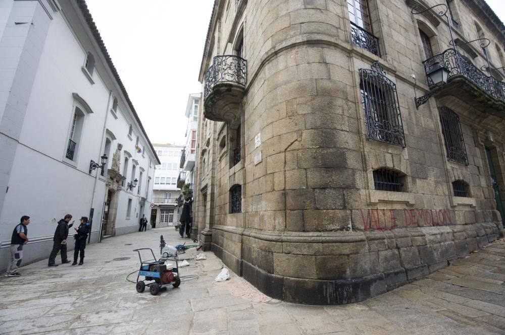 El inmueble de la familia Franco, catalogado con la máxima protección monumental, apareción con pintadas el pasado 20N. Operarios comenzaron a limpiarlo con agua y arena a presión sin autorización.