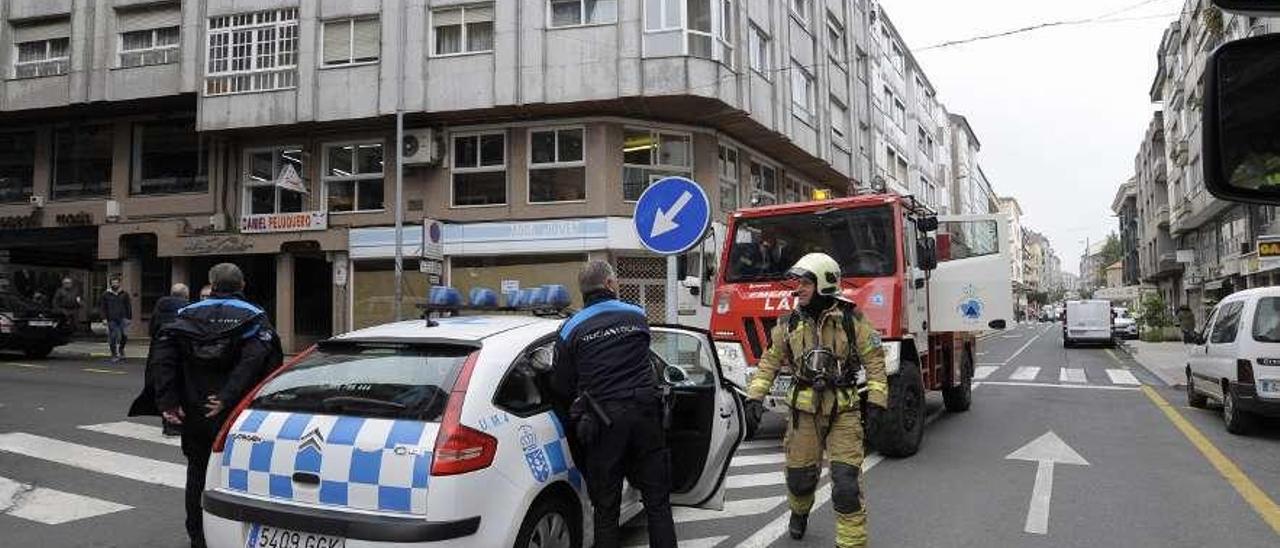 Agentes de la Policía Local de Lalín en un operativo en el núcleo urbano. // Bernabé/Javier Lalín