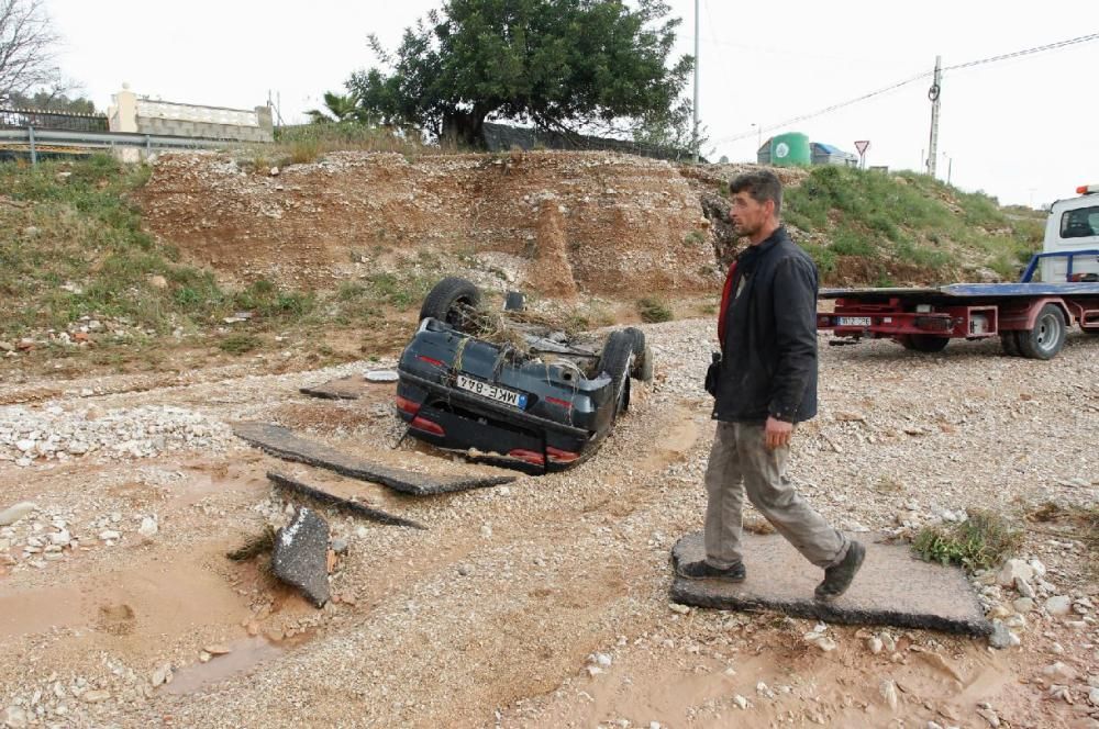 Un coche volcado cerca de El Moralet