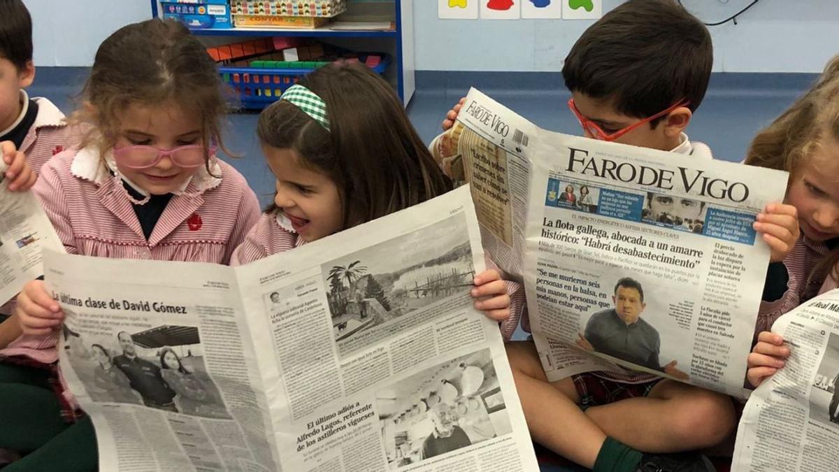 Lectores de futuro. Esto no es una ilusión óptica: son niños leyendo la prensa, FARO DE VIGO en concreto, en el tiempo de la dictadura de las pantallas. El otro día la “teacher” de 2º de Infantil de Las Acacias les estuvo hablando a los peques de formas de comunicación, y entre otras, de los periódicos, y ahí tomamos la foto. Miradlos, qué paveros, qué cara de intelectuales embrionarios, qué lectores inaugurales del medio de comunicación que más desarrolla el cerebro, la prensa escrita, y del periódico decano de los españoles: el nuestro. Si hasta se ve esta sección en una de esas páginas...