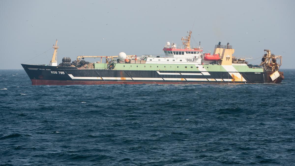 El buque pesquero «Helen Mary», fotografiado por Greenpeace
