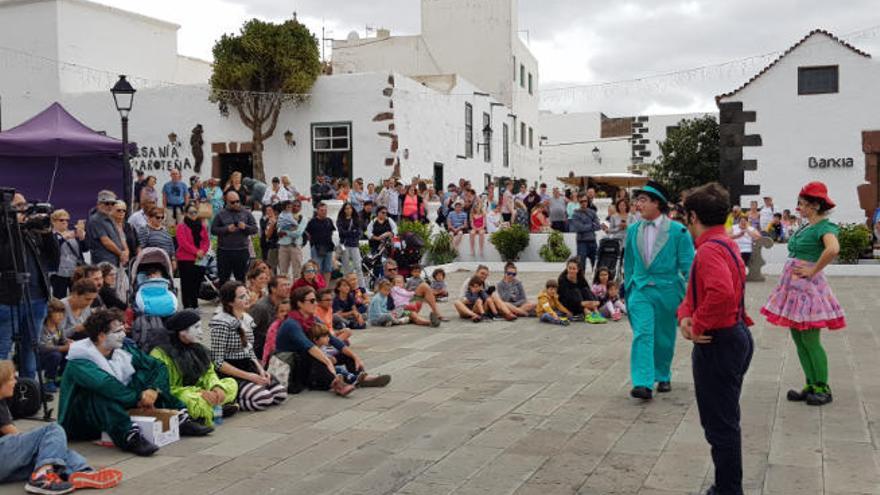 Momento, ayer, de la representación de Payasos sin Fronteras en Teguise.