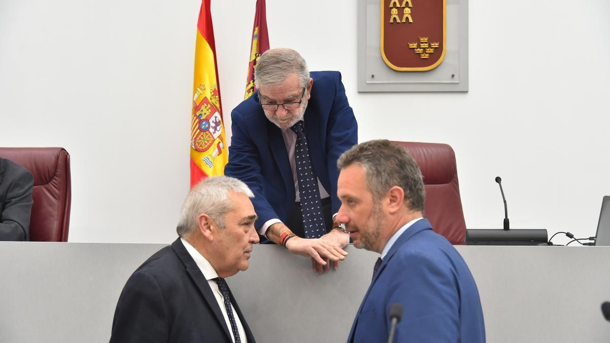 El presidente de la Asamblea, Alberto Castillo, charla con Francisco Álvarez (i), expulsado de CS, y Joaquín Segado(d), del PP.