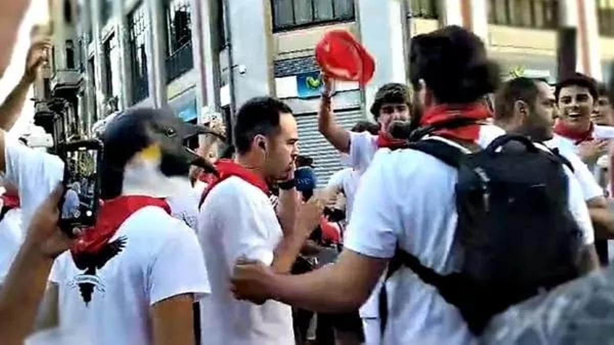 Empleados de TVE denuncian el acoso recibido en San Fermín.