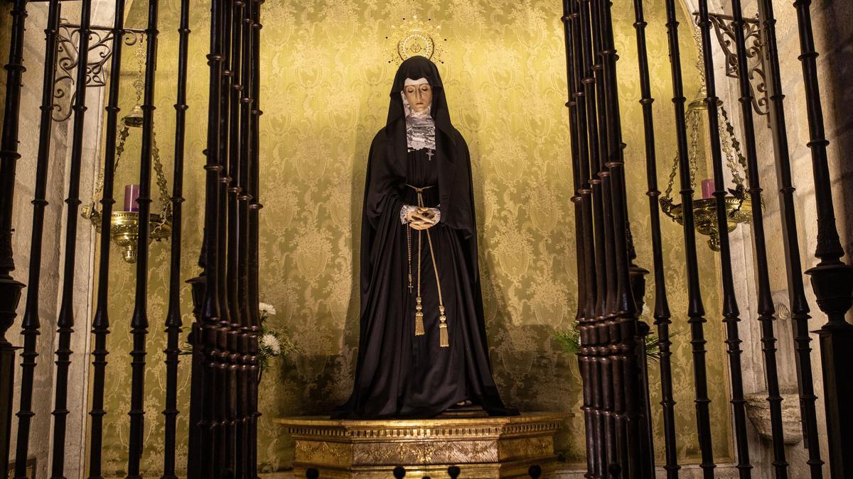 La Virgen de la Soledad en su capilla de la iglesia de San Juan.