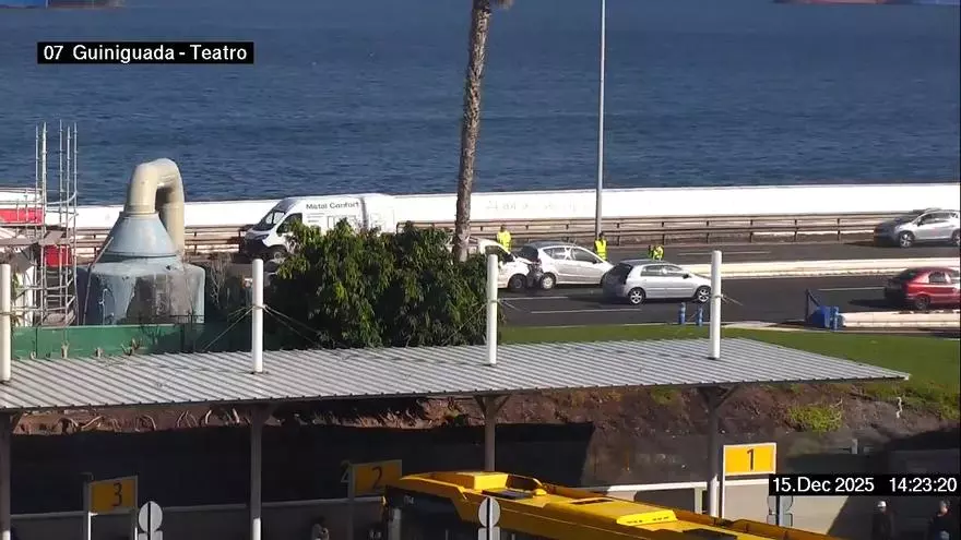 Accidente de tres coches en la Avenida Marítima