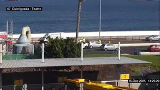 Un accidente de tres vehículos a la altura del Teatro colapsa la Avenida Marítima
