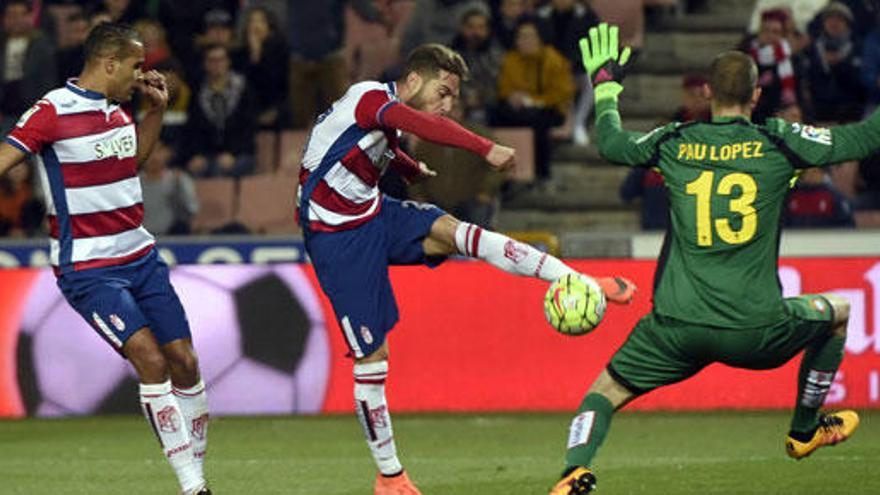 Rochina marca el gol que adelantó al Granada.