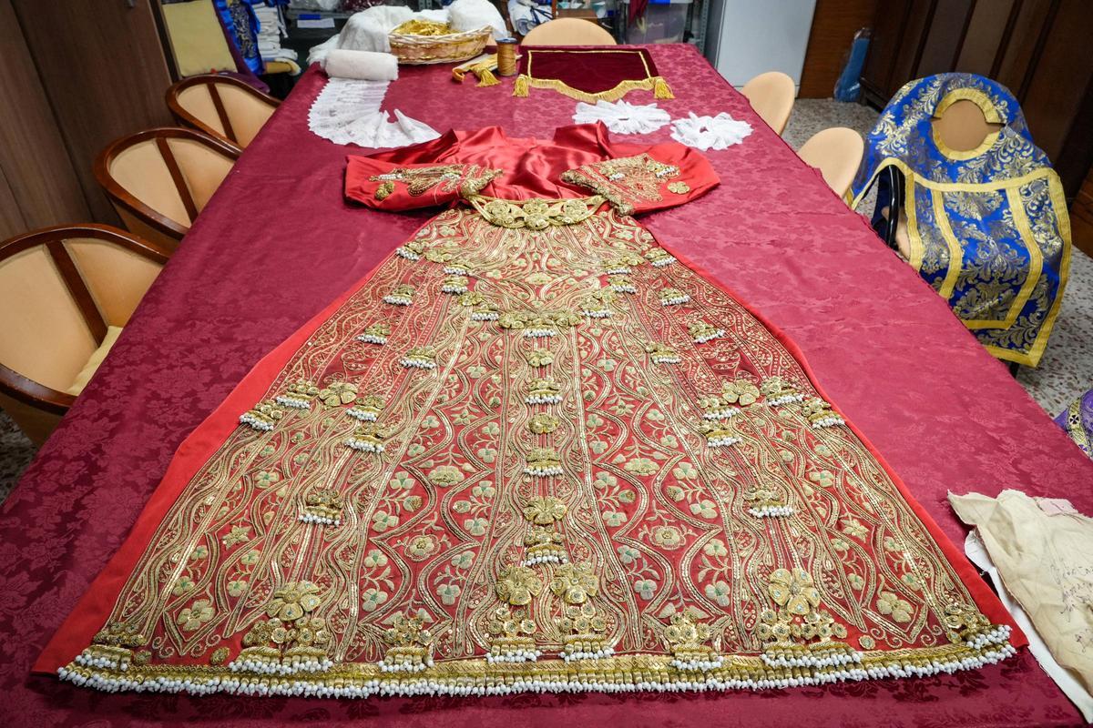 Saya torera realizada con un traje de luces de El Cordobés para la Virgen del Mayor Dolor de Badajoz.