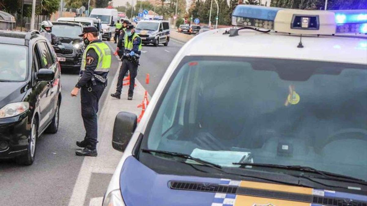 Uno de los controles realizados por la Policía Local de Alicante. INFORMACIÓN