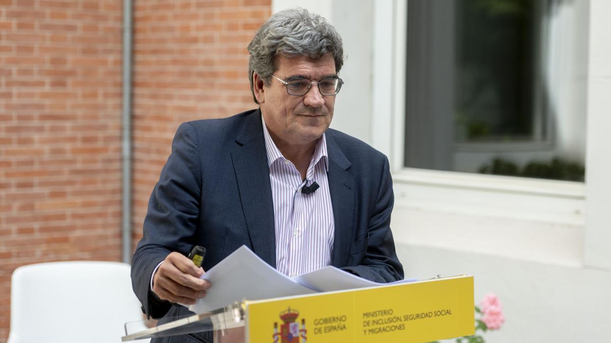 El ministro de Inclusión, Seguridad Social y Migraciones, José Luis Escrivá, interviene en una rueda de prensa.