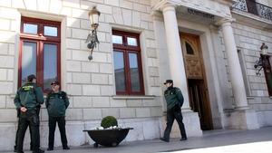 Varios agentes, esta mañana, ante el Ayuntamiento de Reus.