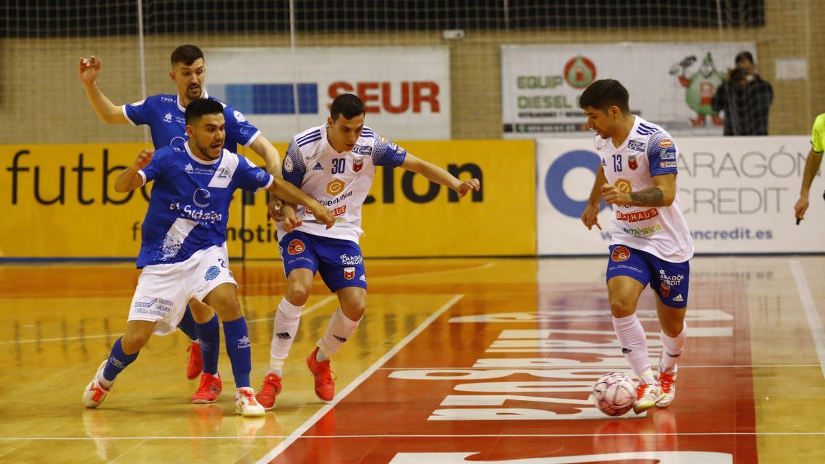 Claudino controla el balón ante su compañero Dani Santos en el partido ante el Quesos El Hidalgo.