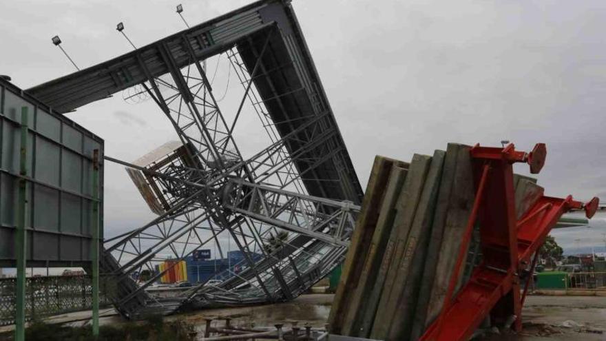 La instalación publicitaria caída por el temporal en Elche es ilegal