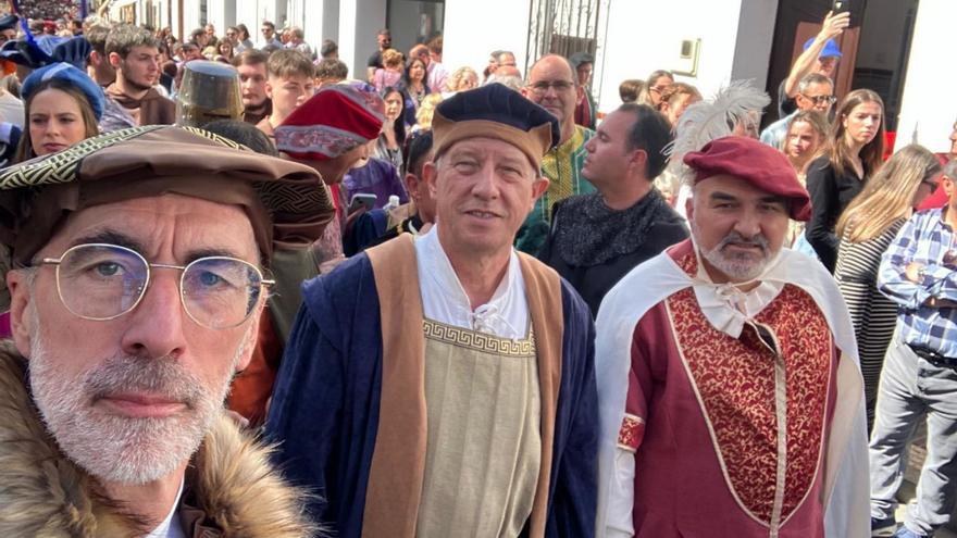 Un selfi de Almuiña con Carmelo Romero, en el centro, y Juan Cobo, alcalde de Santa Fe de Granada, en la última Feria del Descubrimiento de Palos de la Frontera.