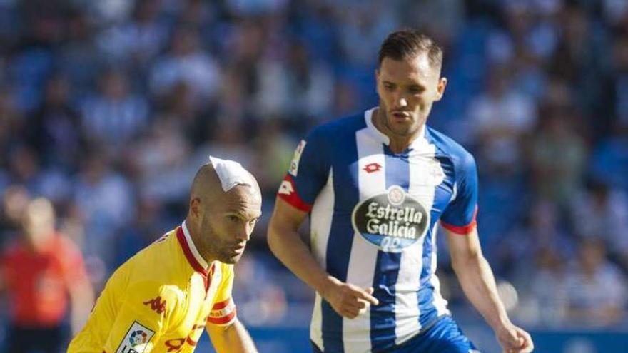 Lucas, junto a Lora, durante el partido de ayer.