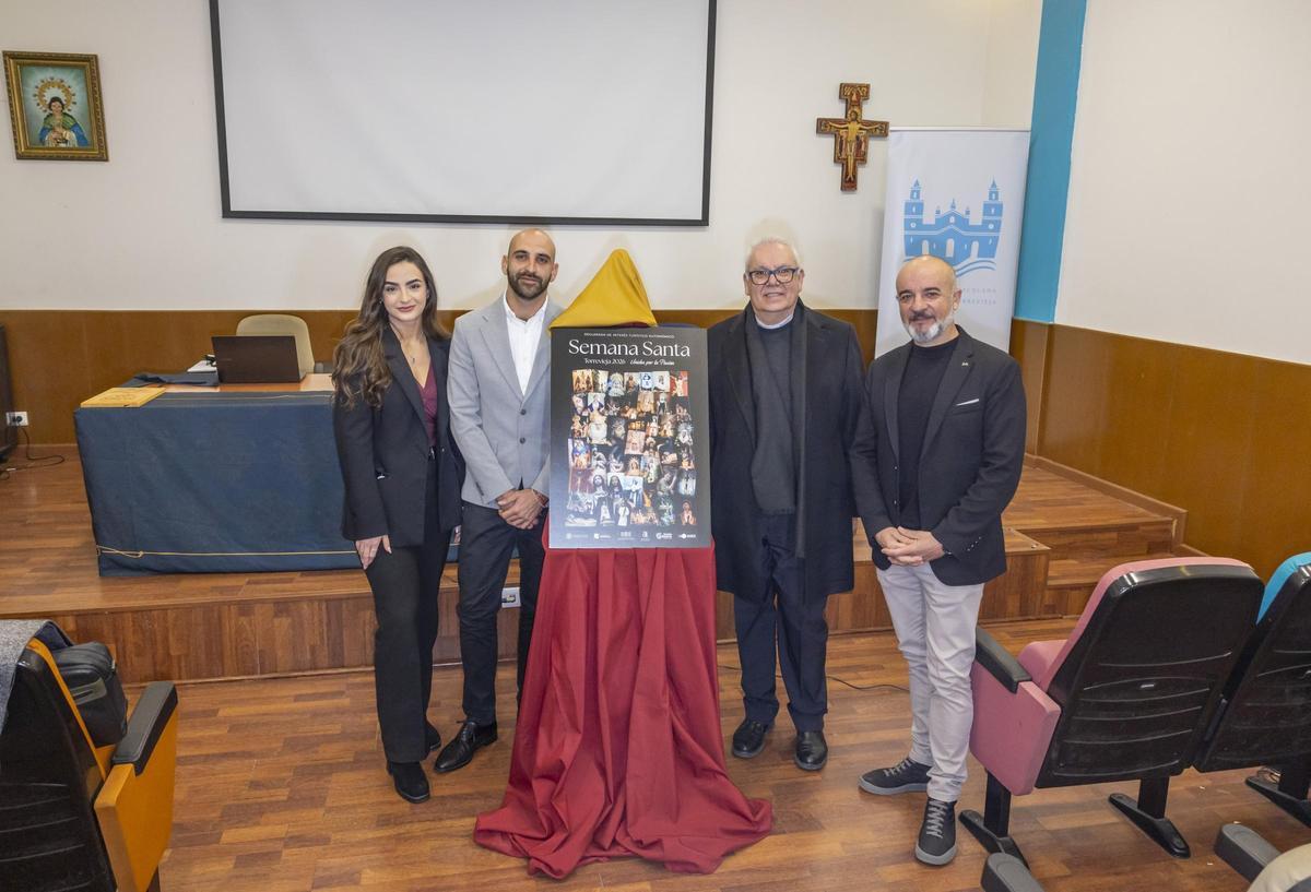 Presentación del cartel con su creadora, el presidente de la Junta Mayor, el párroco de la Inmaculada y el concejal de Cultura de Torrevieja