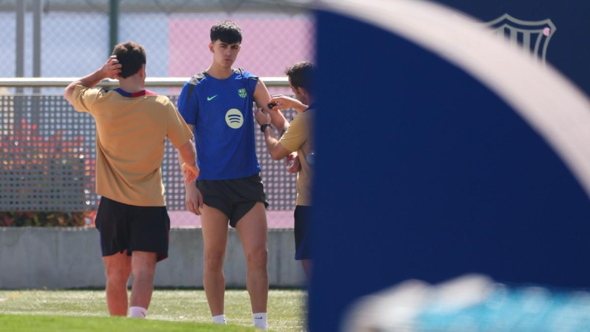 Marc Bernal se ejercitó al margen del grupo con el FC Barcelona