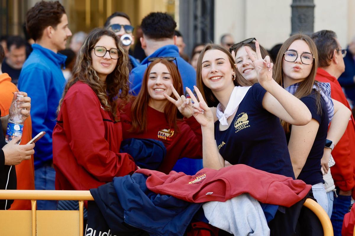 La plaza del Ayuntamiento, a reventar para la mascletà del viernes 13 de marzo: el sol dispara el ambiente fallero