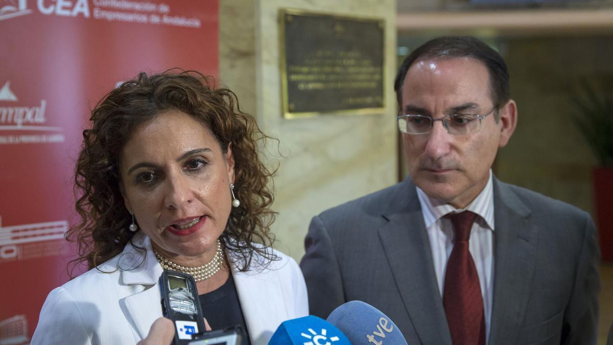 María Jesús Montero, en su última etapa como consejera de Hacienda y Administración Pública de la Junta, y Javer González de Lara, presiodente de la Confederación de Empresarios de Andalucía (CEA), en una imagen de archivo.