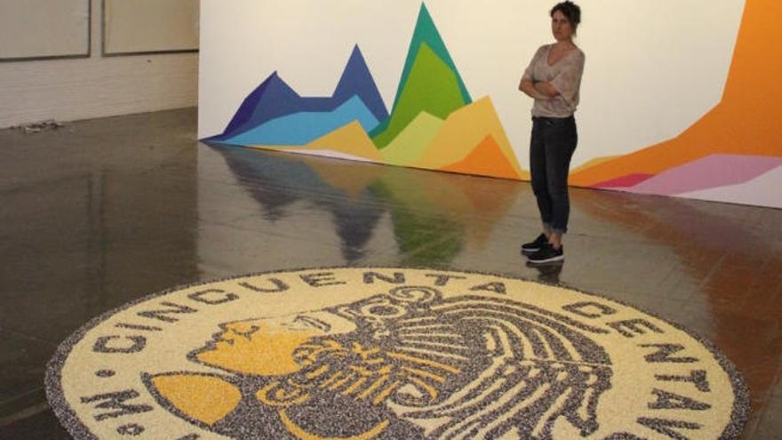 La artista Luna Bengoechea, junto a su instalación site-specific titulada &#039;Sin maíz no hay país&#039;, en el Museo Artpace, en San Antonio, Texas (EE UU).