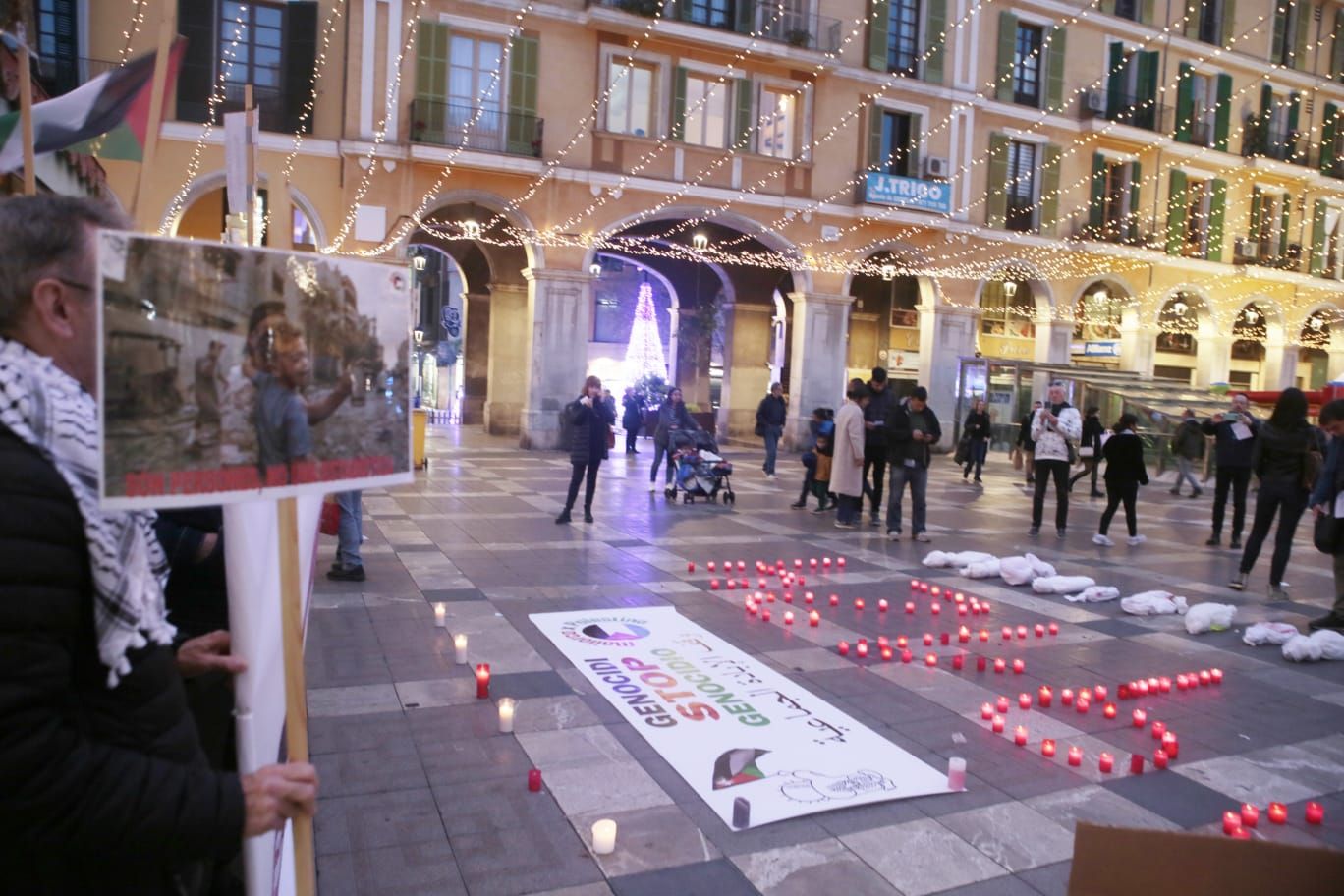 'Performance' en plaza Mayor contra el genocidio de Gaza