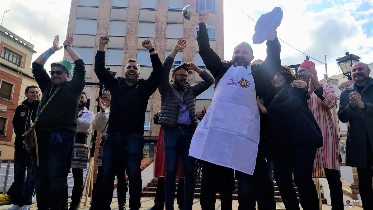 El cocinero y los miembros de la Fil'a Tuàreg celebran el triunfo en el Concurs de Putxeros