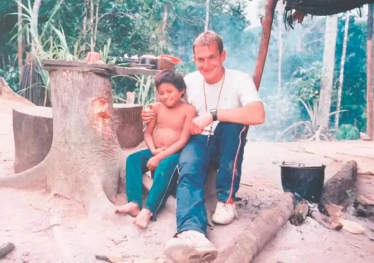 Sartorius con un niño de Perú durante su etapa de misionero