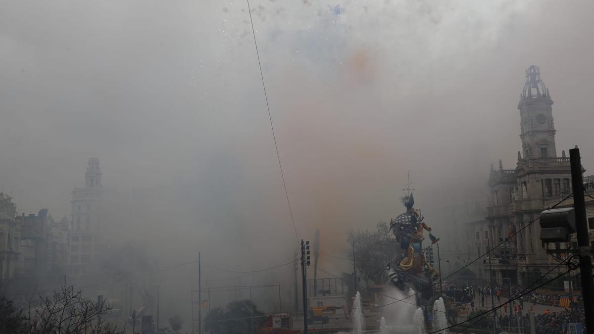 Vista panorámica del espectáculo pirotécnico desde la fachada de enfrente del ayuntamiento.