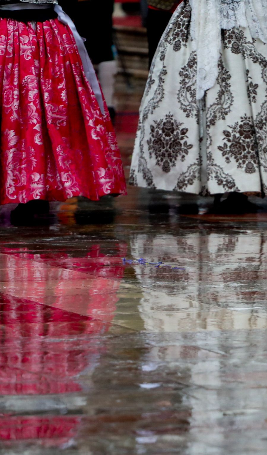Desfile de chubasqueros y paraguas ante la Mare de Déu