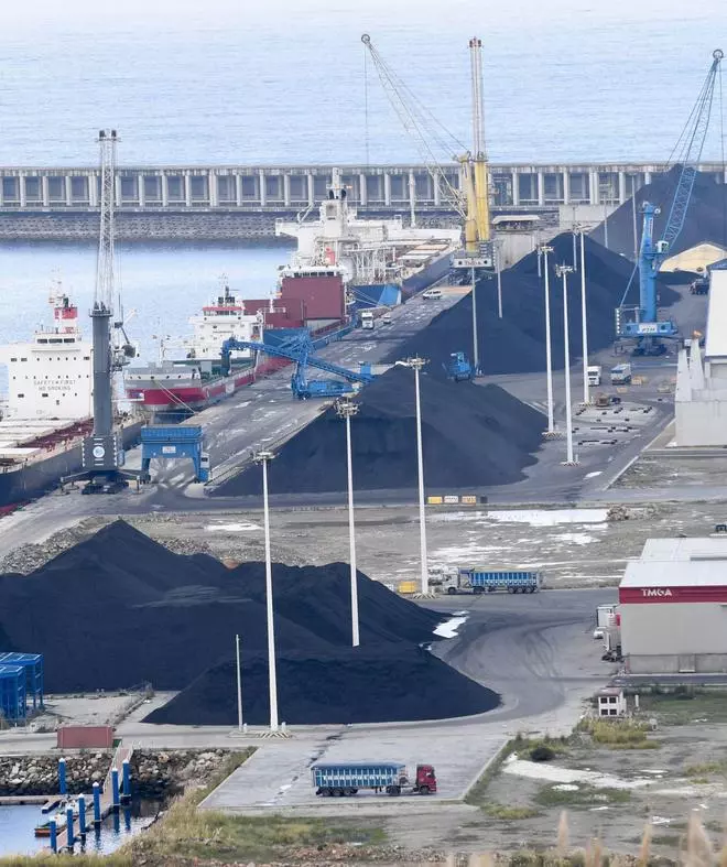 El Puerto de A Coruña crea zonas de acopio en Langosteira para atender la demanda de carbón en Europa