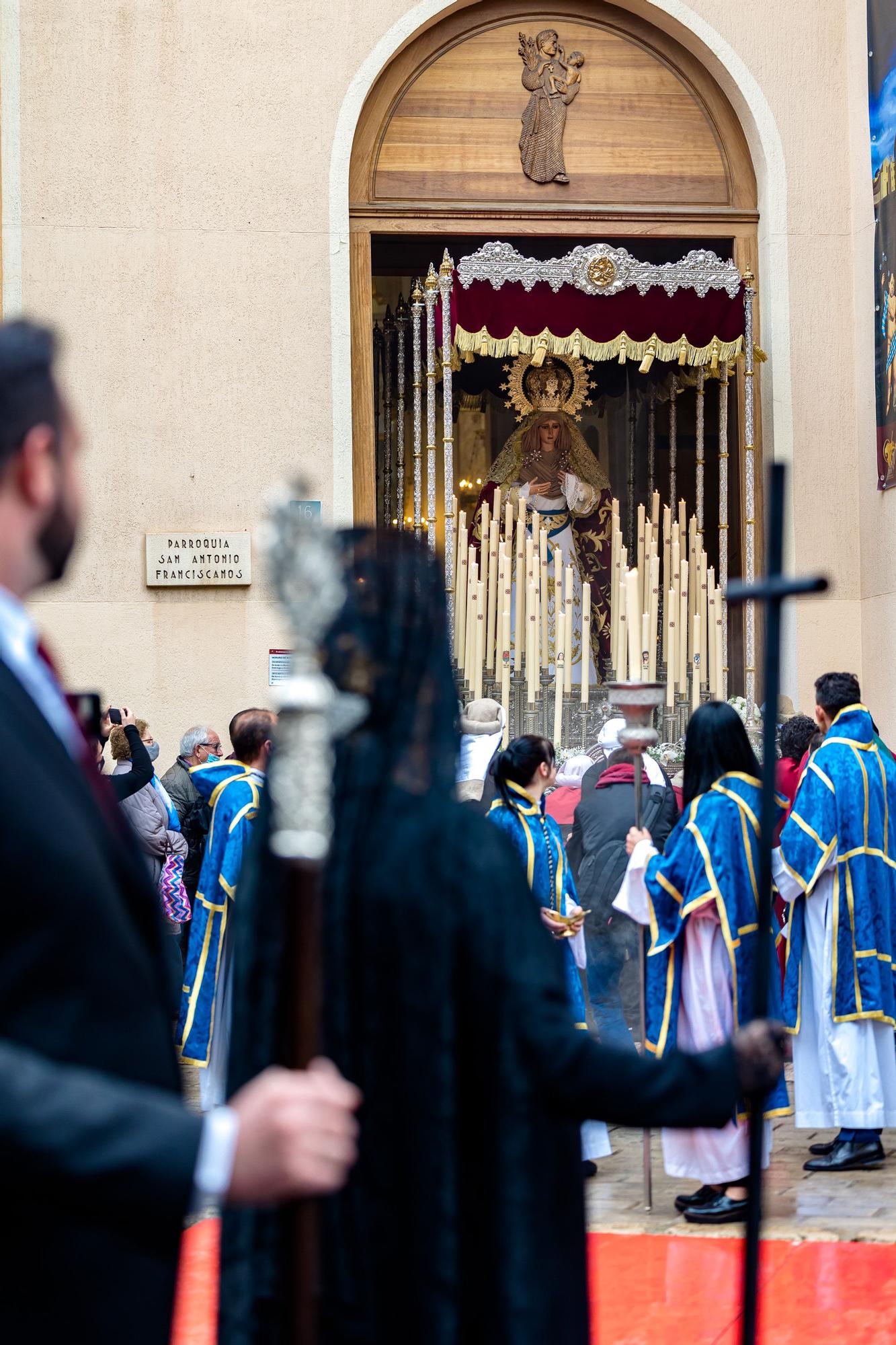 Procesión del Ecce Homo en Alicante  En Alicante las primeras imágenes en llegar eran las de la procesión del Ecce Homo que estrenado en esta procesión la primera fase del nuevo paso del Señor, consistente en parihuela y ebanistería. Esta cofradía celebra el 75 aniversario de su fundación.