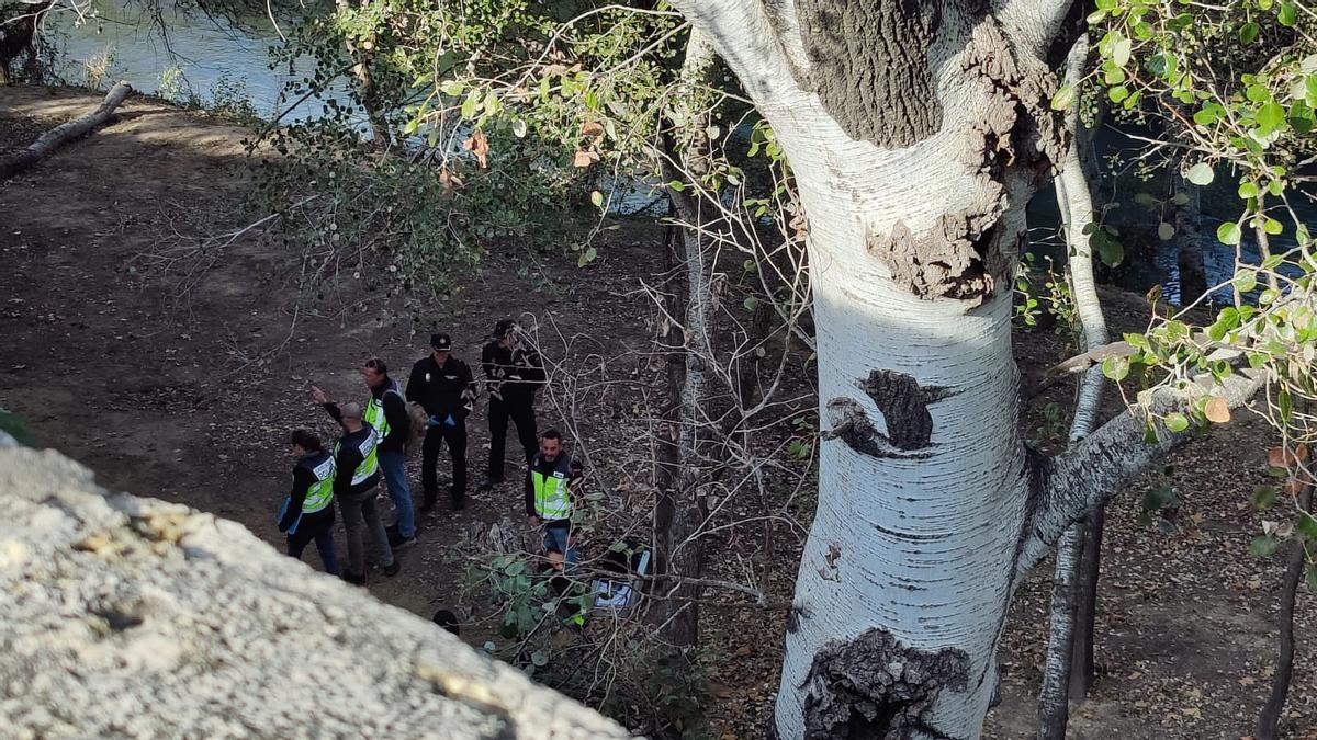 Agentes de la policía científica junto al lugar en el que se depositó el cadáver.