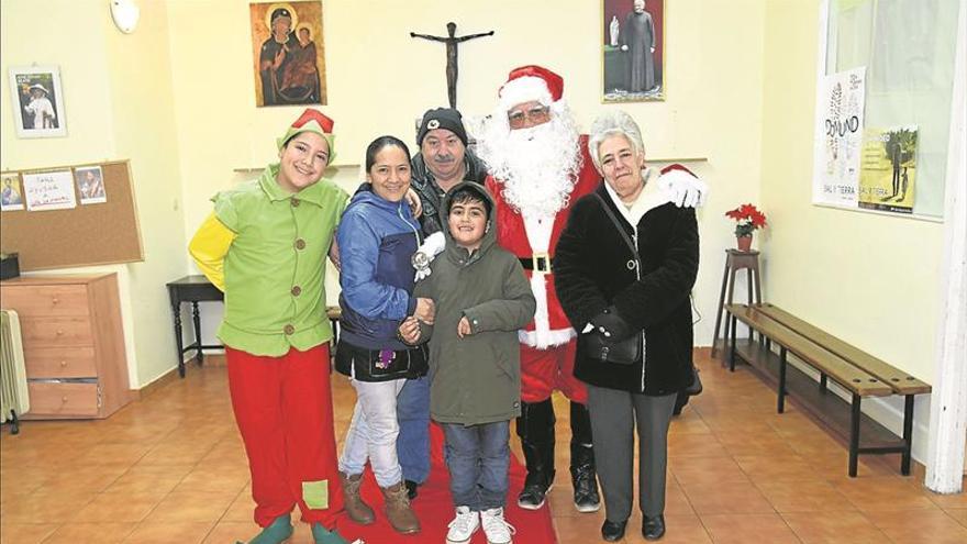 Los niños de la Magdalena reciben regalos por Navidad