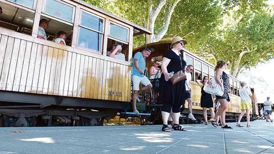 Turistas bajando del tren de Sóller.