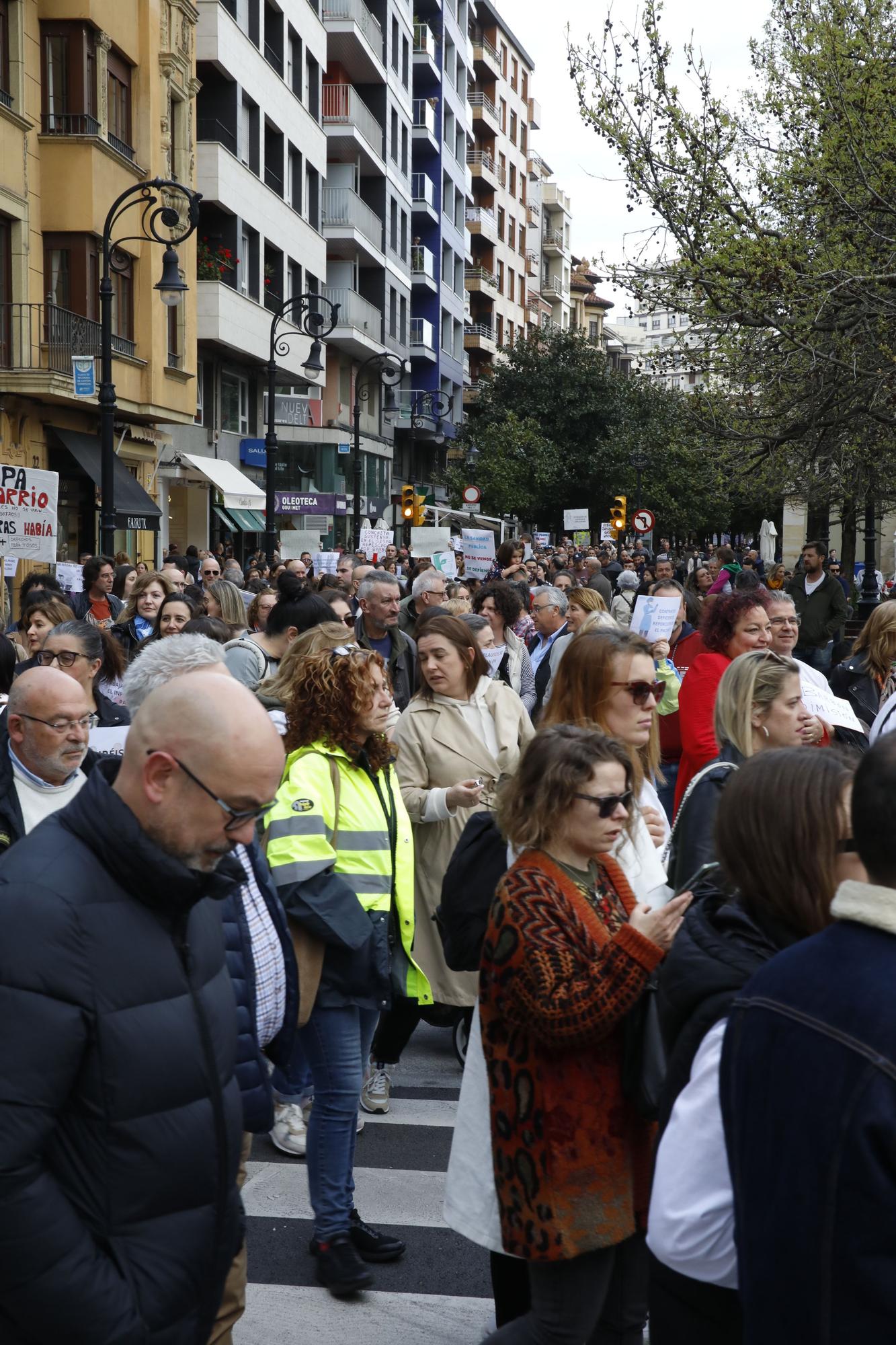 En imágenes: Los sanitarios se manifiestan en Gijón al grito de "no queremos más dinero, queremos mejores condiciones laborales"