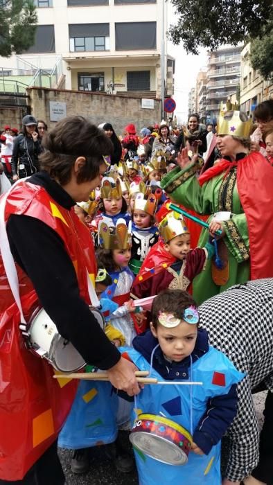 L'Escola Renaixença omple el Passeig de color