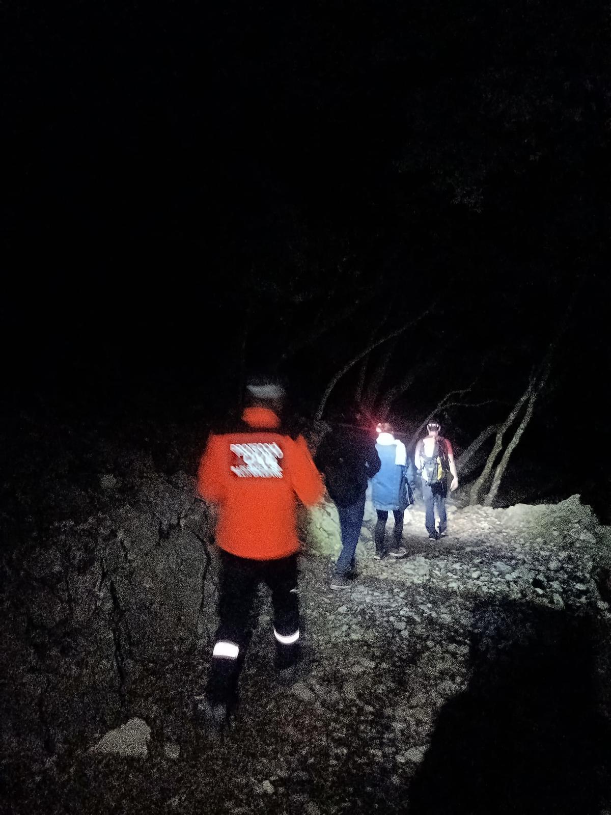 Bomberos acompaña a la pareja desorientada en el Camí de l'Arxiduc.