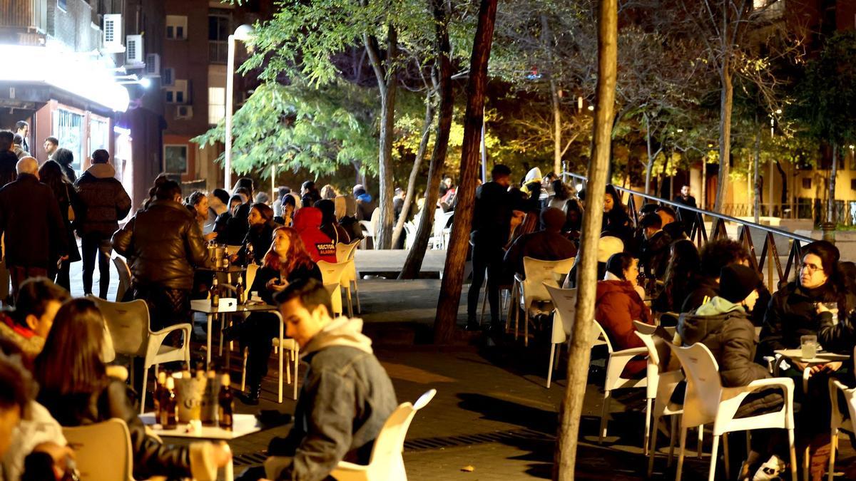 Kunden sitzen auf der Terrasse eines Restaurants im Zentrum von Madrid.